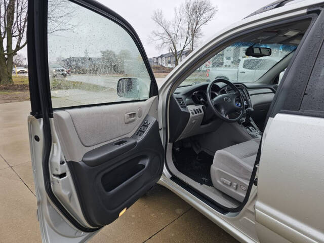 2003 Toyota Highlander for sale at Bigfoot Auto in Hiawatha, IA