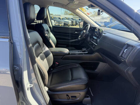 2022 Nissan Pathfinder SL