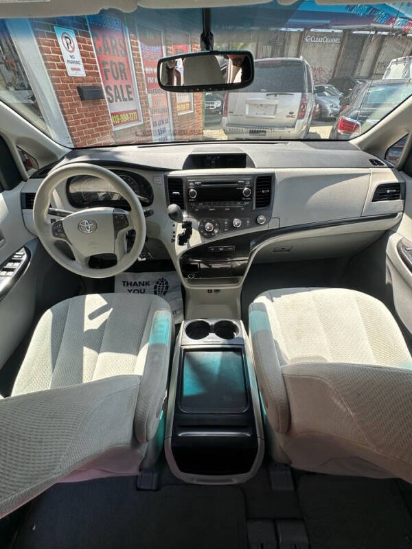 2011 Toyota Sienna LE 8-Passenger