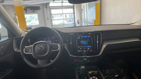 2024 Volvo XC60 B5 Core Dark Theme