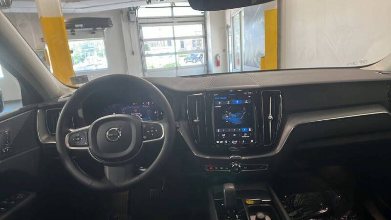 2024 Volvo XC60 B5 Core Dark Theme