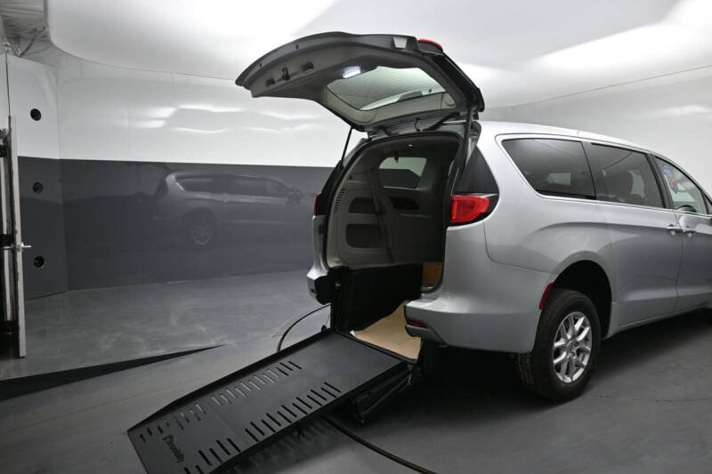 2023 Chrysler Voyager LX