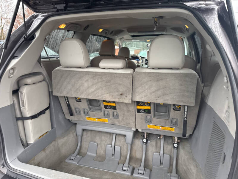 2012 Toyota Sienna XLE 7-Passenger Auto Access Seat