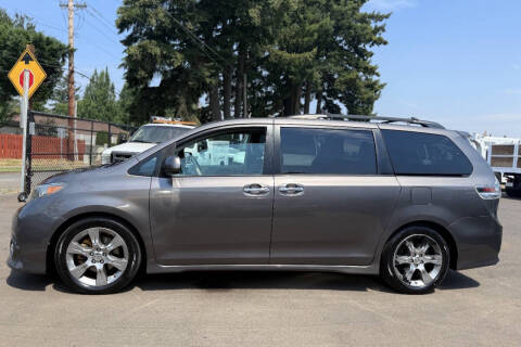2013 Toyota Sienna SE 8-Passenger
