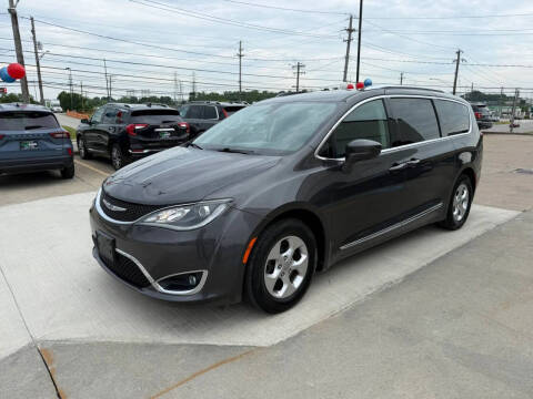 2017 Chrysler Pacifica Touring-L Plus