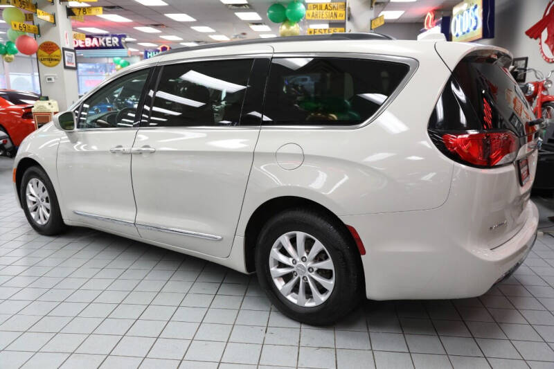 2017 Chrysler Pacifica Touring-L