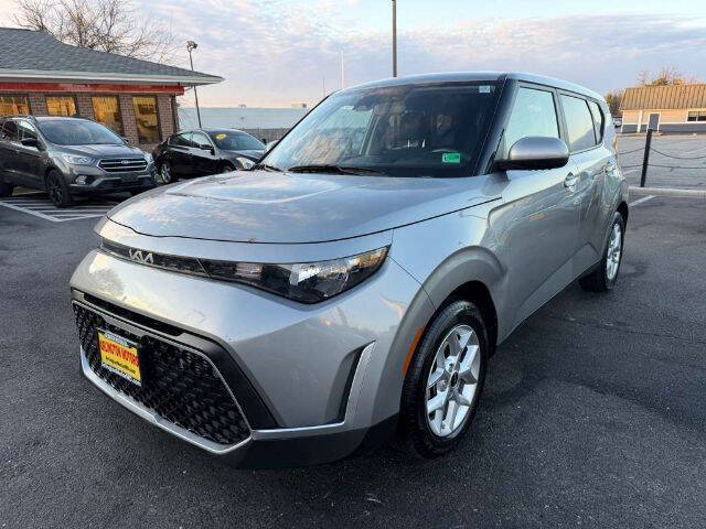 2023 Kia Soul LX's photo