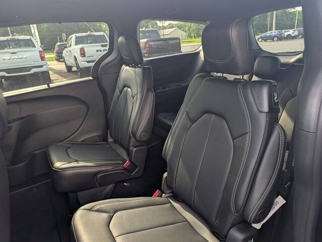 2027 Chrysler Pacifica Select