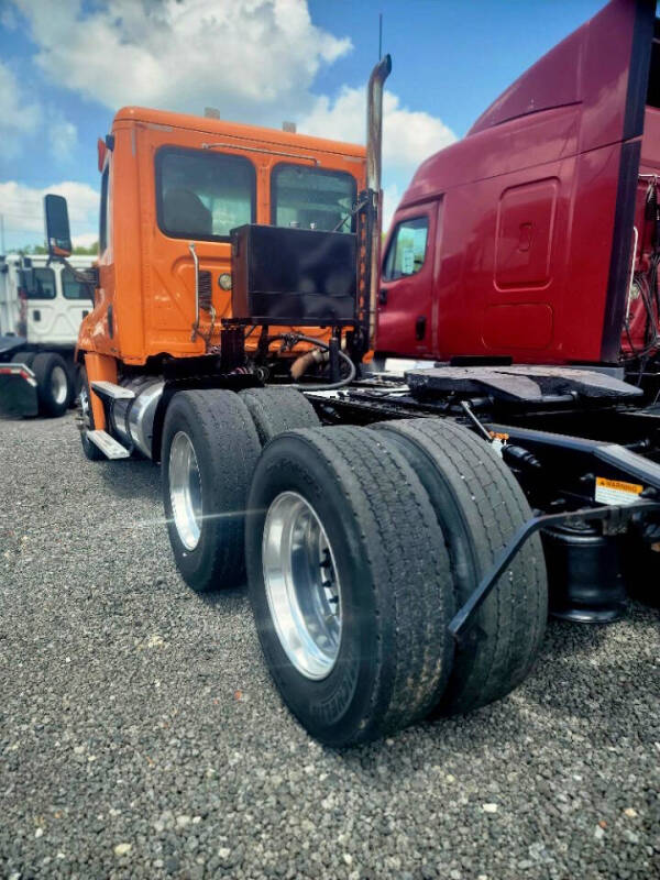 2012 Freightliner Cascadia Day Cab