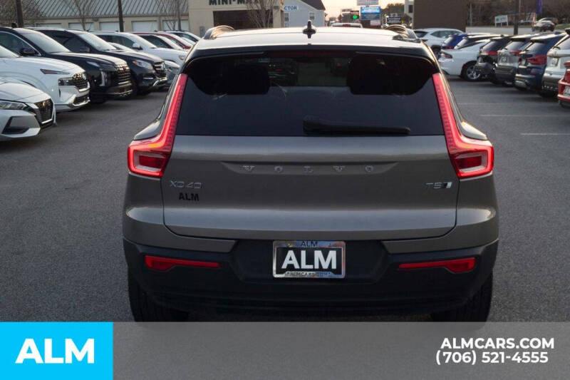 2022 Volvo XC40 T5 R-Design