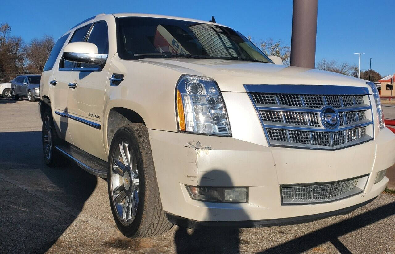 2009 Cadillac Escalade for sale at DURANGO AUTO CENTER LLC in Tulsa, OK