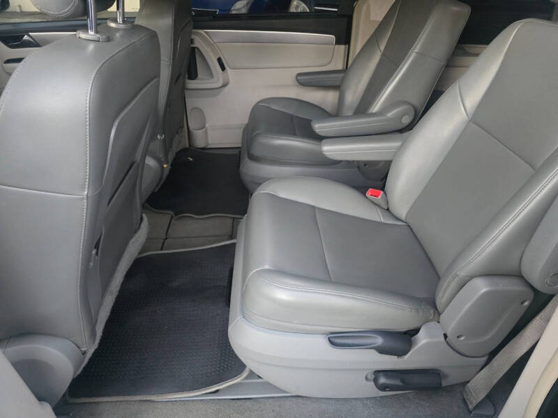 2011 Volkswagen Routan SE