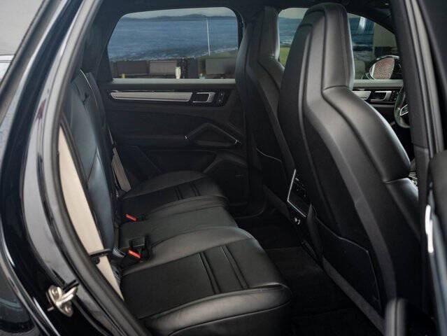 2023 Porsche Cayenne Platinum Edition