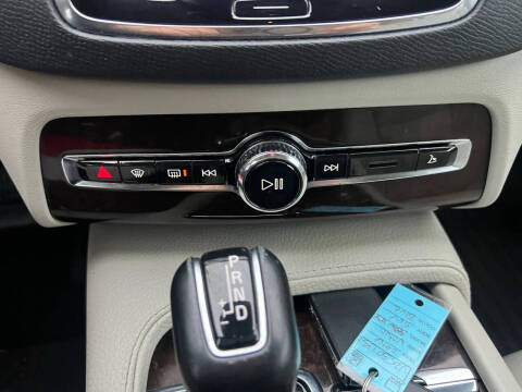 2016 Volvo XC90 T6 Momentum