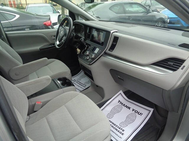 2017 Toyota Sienna LE 8-Passenger