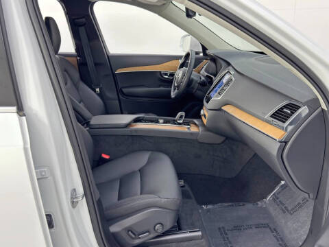 2024 Volvo XC90 Recharge T8 Core Bright Theme