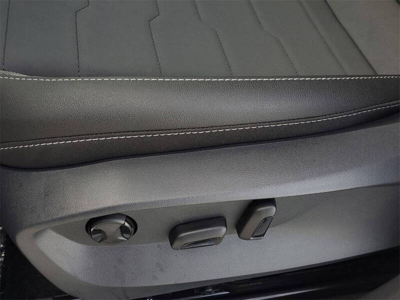 2025 Volkswagen Taos SE Black