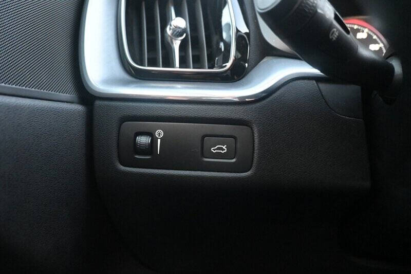 2020 Volvo XC60 T5 Momentum