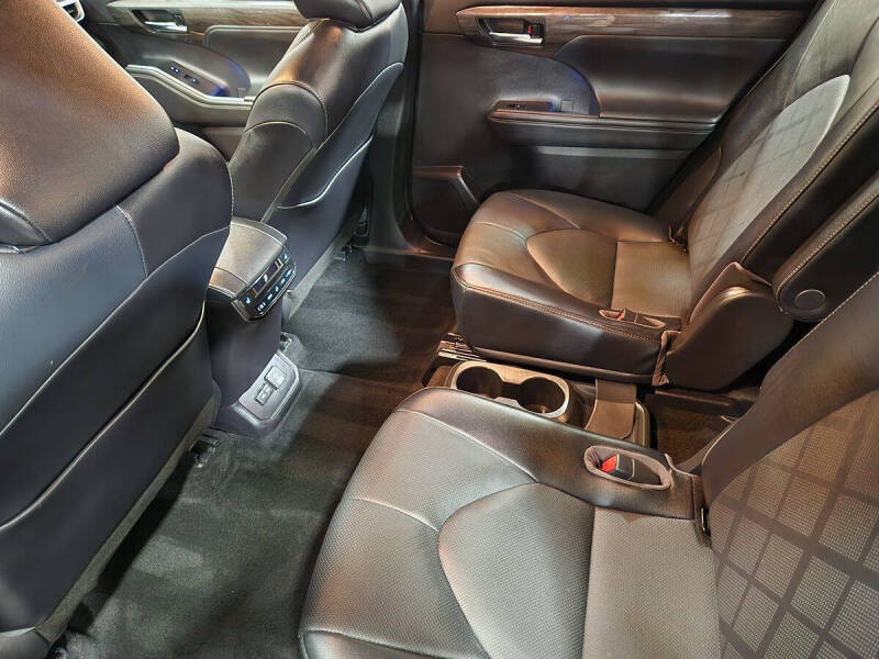 2022 Toyota Highlander Platinum