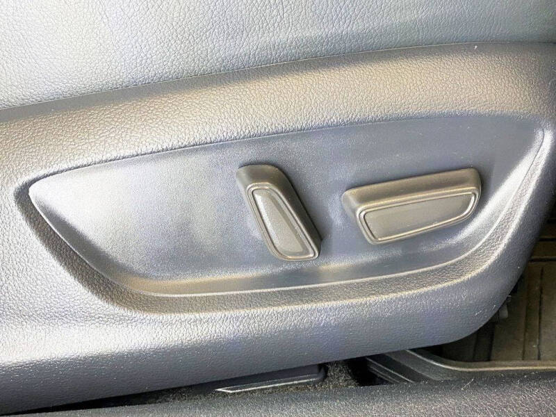 2022 Toyota Camry Hybrid XLE