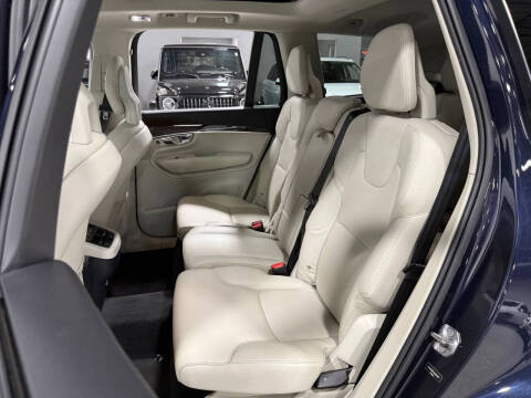 2016 Volvo XC90 T6 Momentum