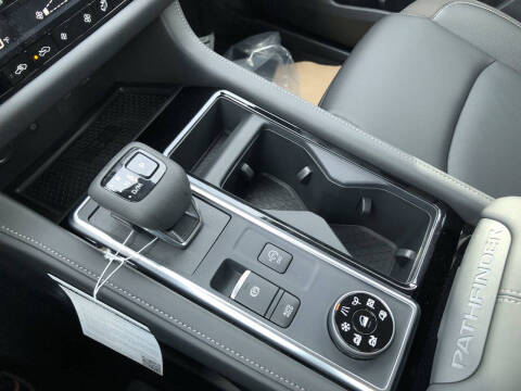 2025 Nissan Pathfinder SL