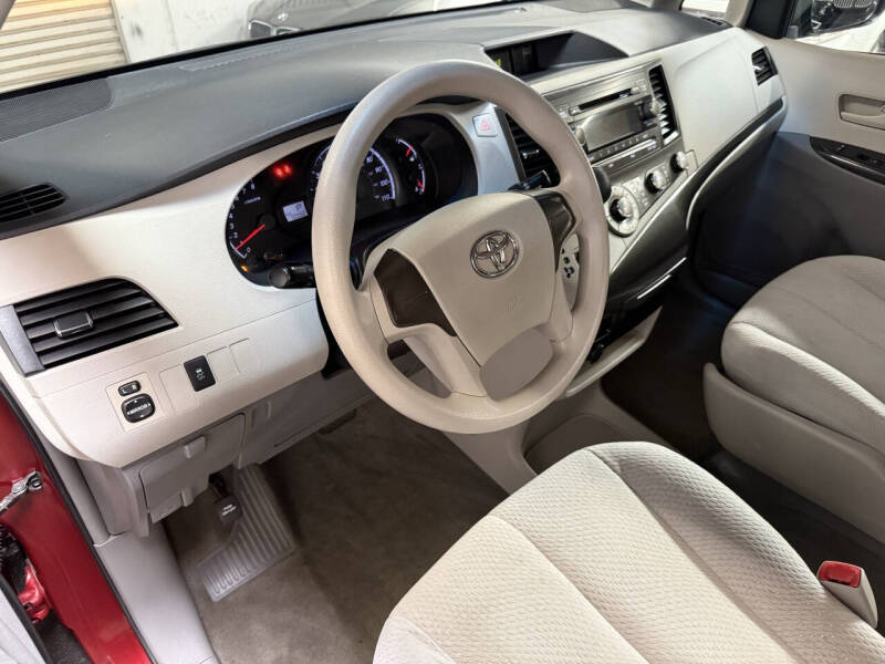 2012 Toyota Sienna LE 8-Passenger