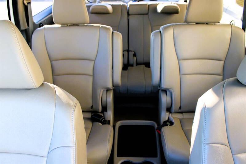 2021 Honda Pilot Touring w/Rear Captain's Chairs