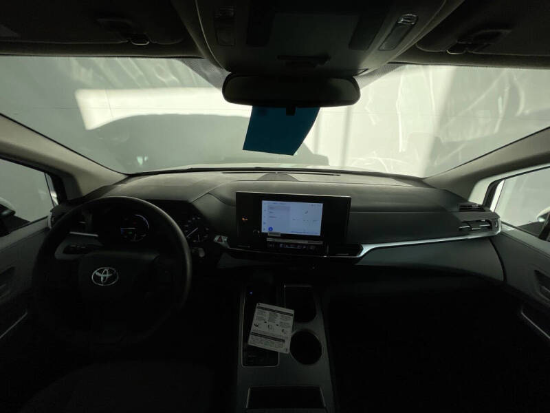 2025 Toyota Sienna LE 8-Passenger