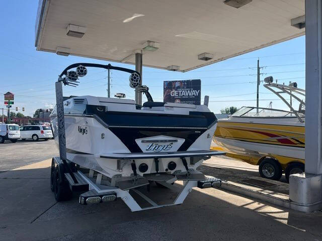 2014 Tige ASR Surf Boat