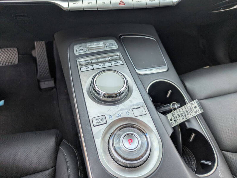 2023 Genesis GV70 2.5T Standard