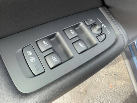 2025 Volvo XC60 T8 Plus Dark Theme