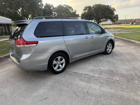 2012 Toyota Sienna LE 8-Passenger