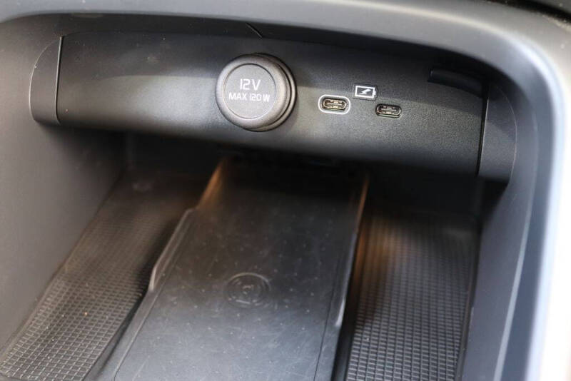 2023 Volvo XC40 B5 Ultimate Dark Theme