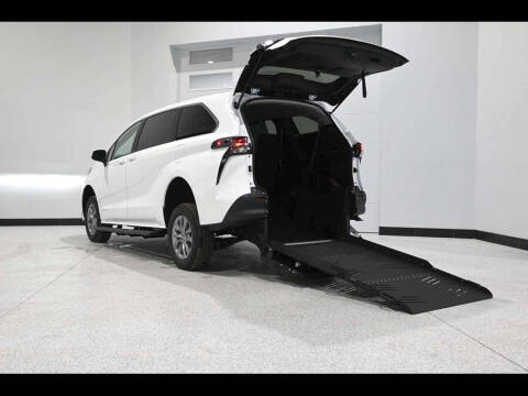 2025 Toyota Sienna LE 8-Passenger