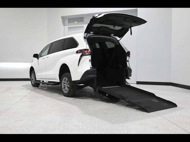 2025 Toyota Sienna LE 8-Passenger