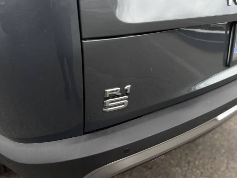 2025 Rivian R1S