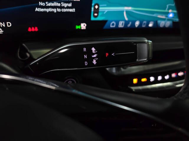 2024 Cadillac LYRIQ Luxury 2