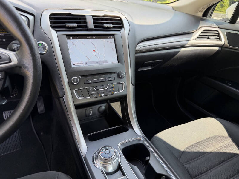 2017 Ford Fusion SE - Photo 9