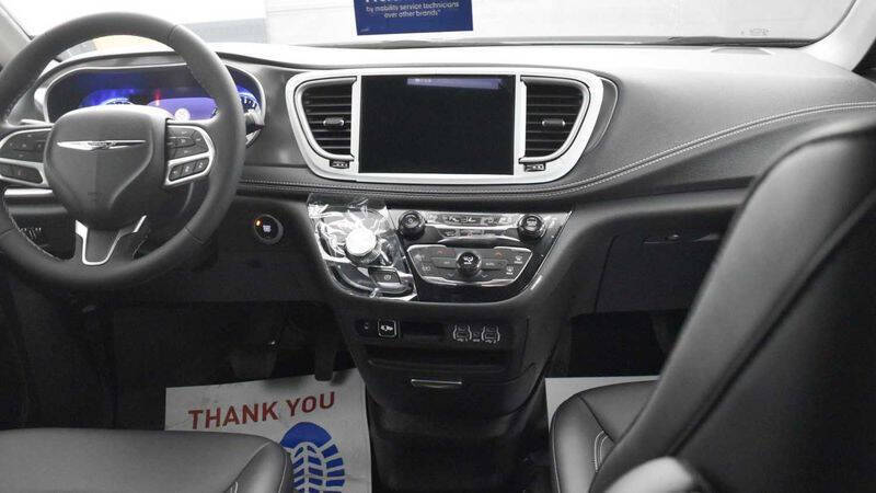 2025 Chrysler Pacifica Select