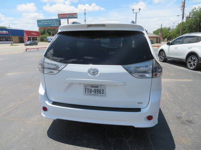 2017 Toyota Sienna SE 8-Passenger