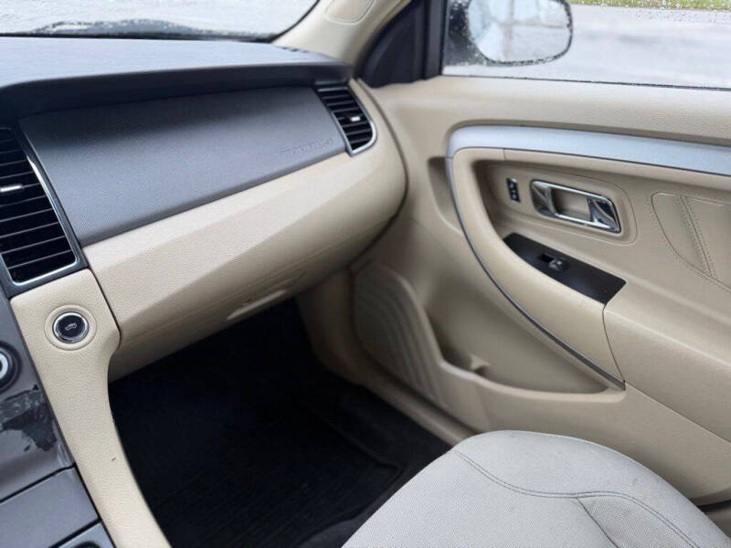 2017 Ford Taurus SE