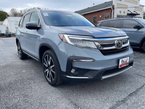2022 Honda Pilot Touring w/Rear Captain's Chairs