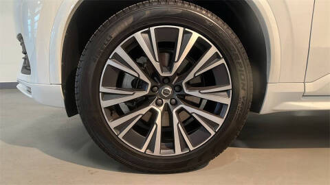 2022 Volvo XC90 T6 Momentum 7-Passenger