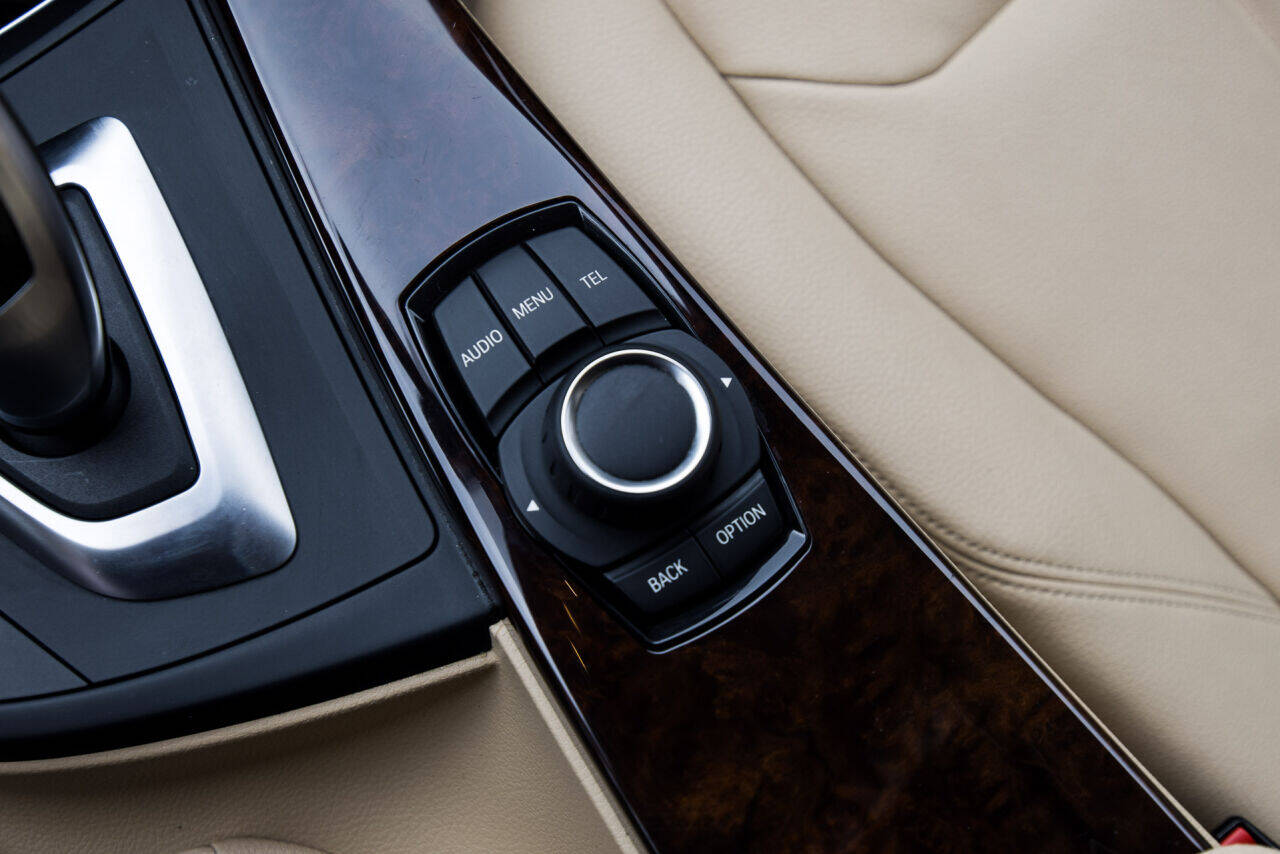 2015 BMW 3 Series 25