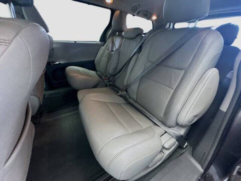 2017 Toyota Sienna XLE 7-Passenger Auto Access Seat