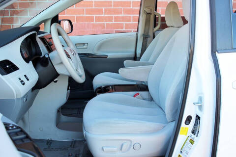 2013 Toyota Sienna LE 8-Passenger