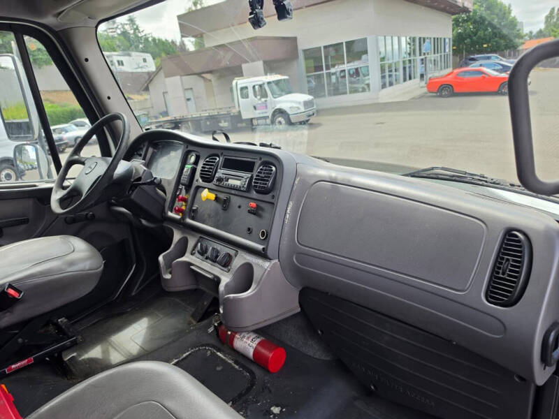 2009 Freightliner M2 106
