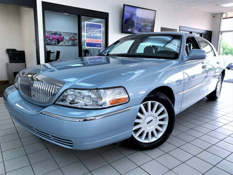 2005 Lincoln Town Car for sale at SAINT CHARLES MOTORCARS in Saint Charles IL