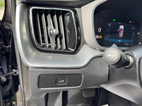 2025 Volvo XC60 B5 Core Dark Theme